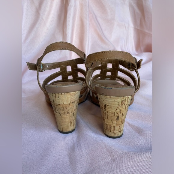 CLARKS KYNA WISE WEDGE SANDAL - Picture 6 of 7